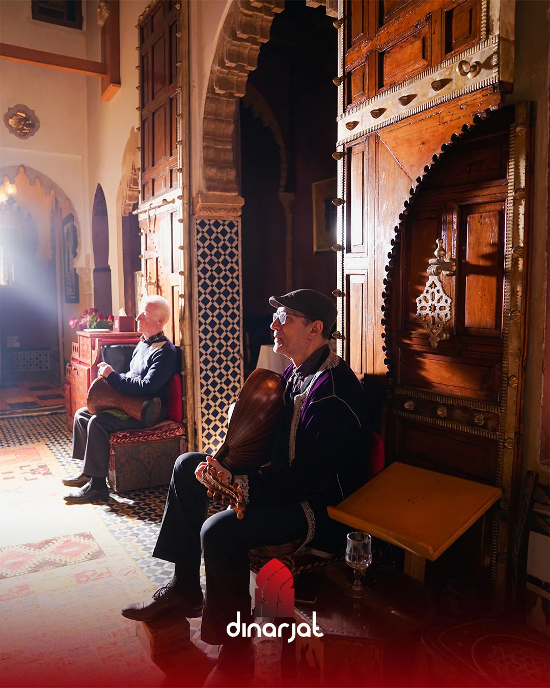 Músicos tocando oud y darbuka en el restaurante Dinarjat de Rabat