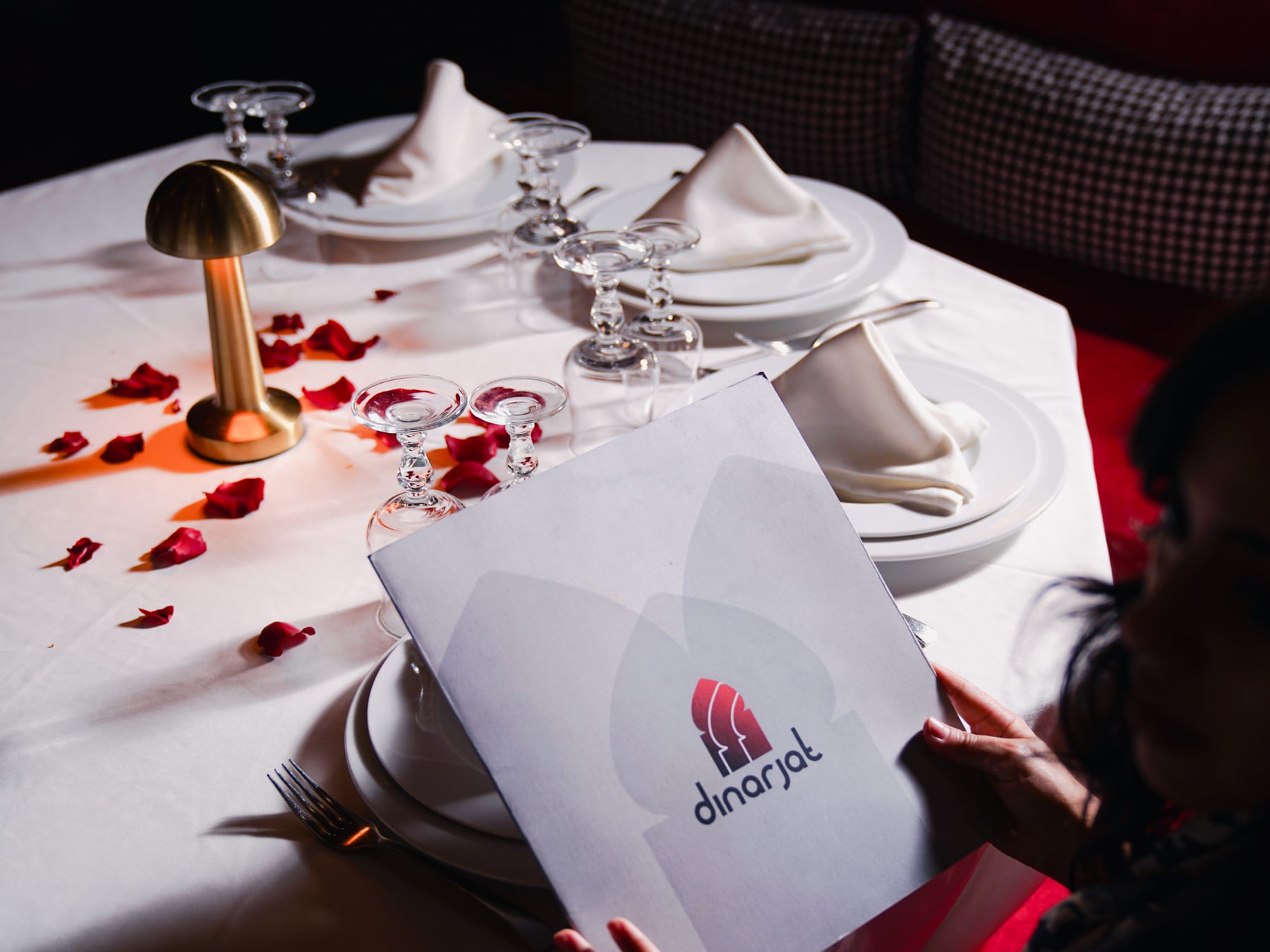 Table set with roses at Dinarjat