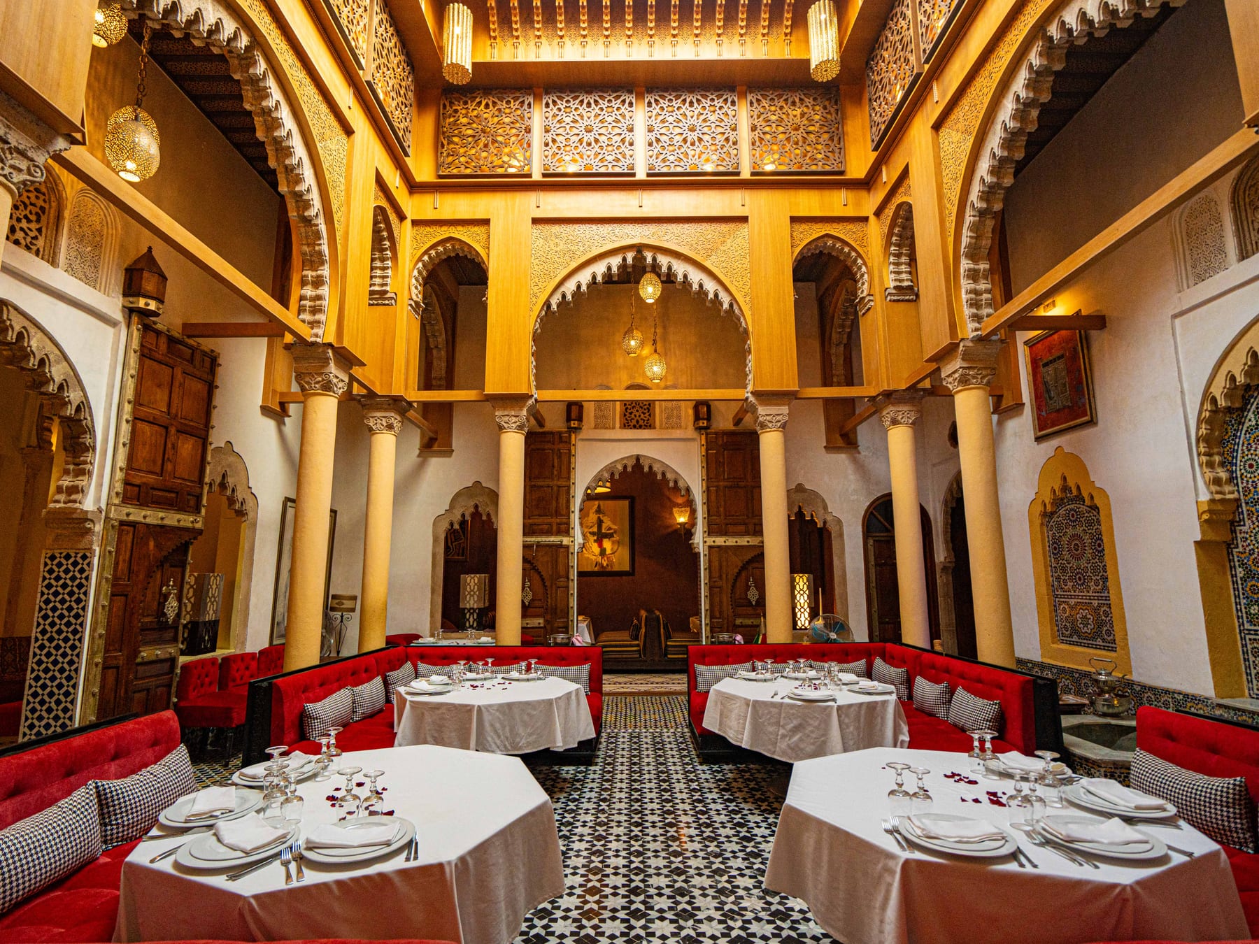 Patio histórico con mesas preparadas para el servicio en Dinarjat, en la medina de Rabat