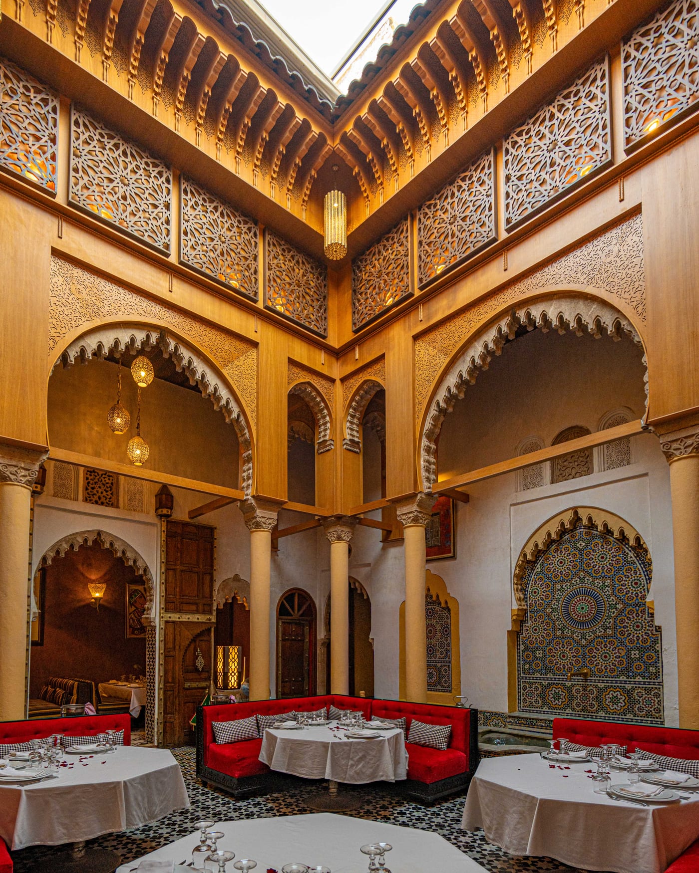 Arcos y zellige del riad que alberga Dinarjat en Rabat