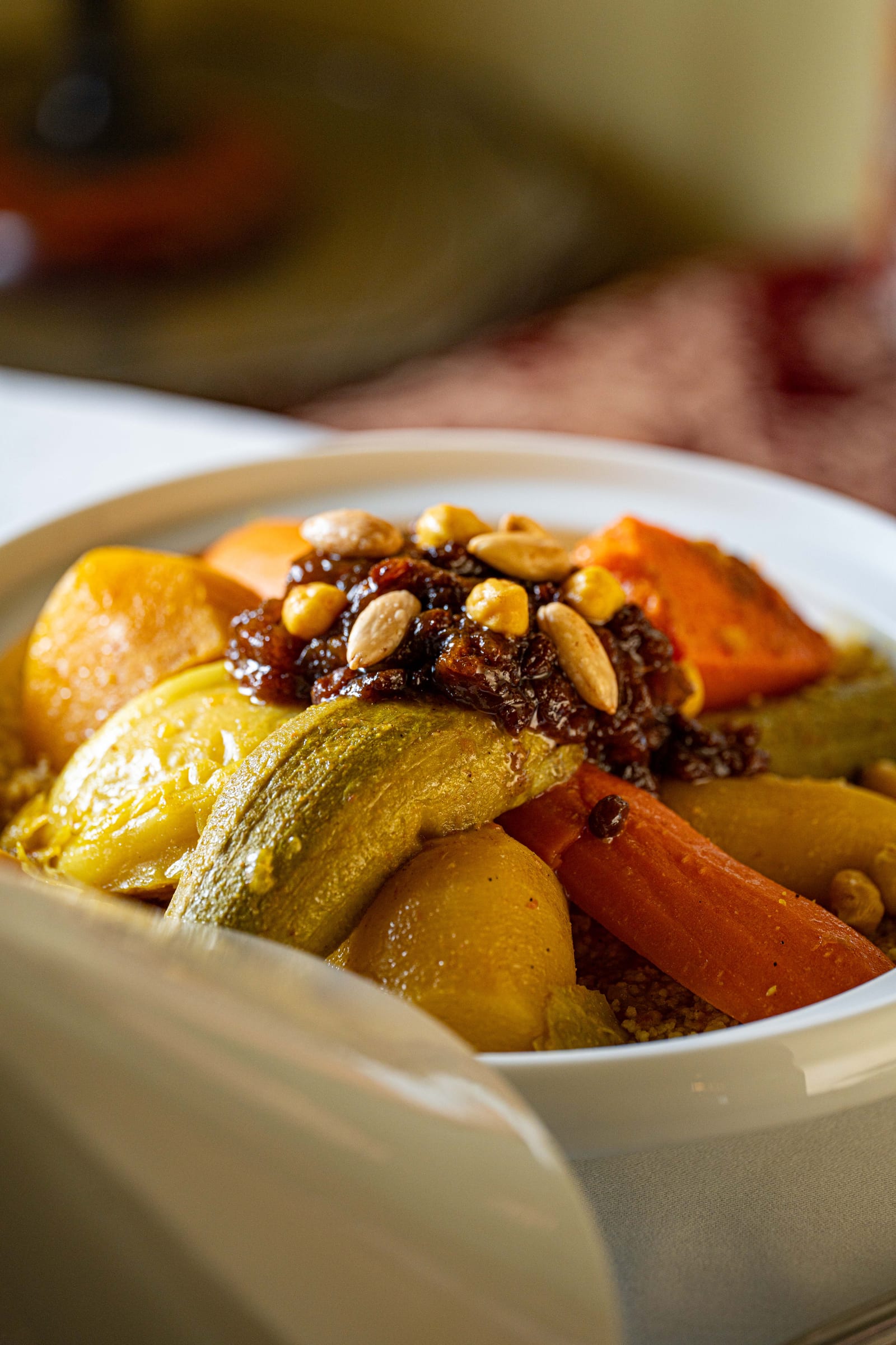Cuscús de siete verduras servido en Dinarjat, Rabat