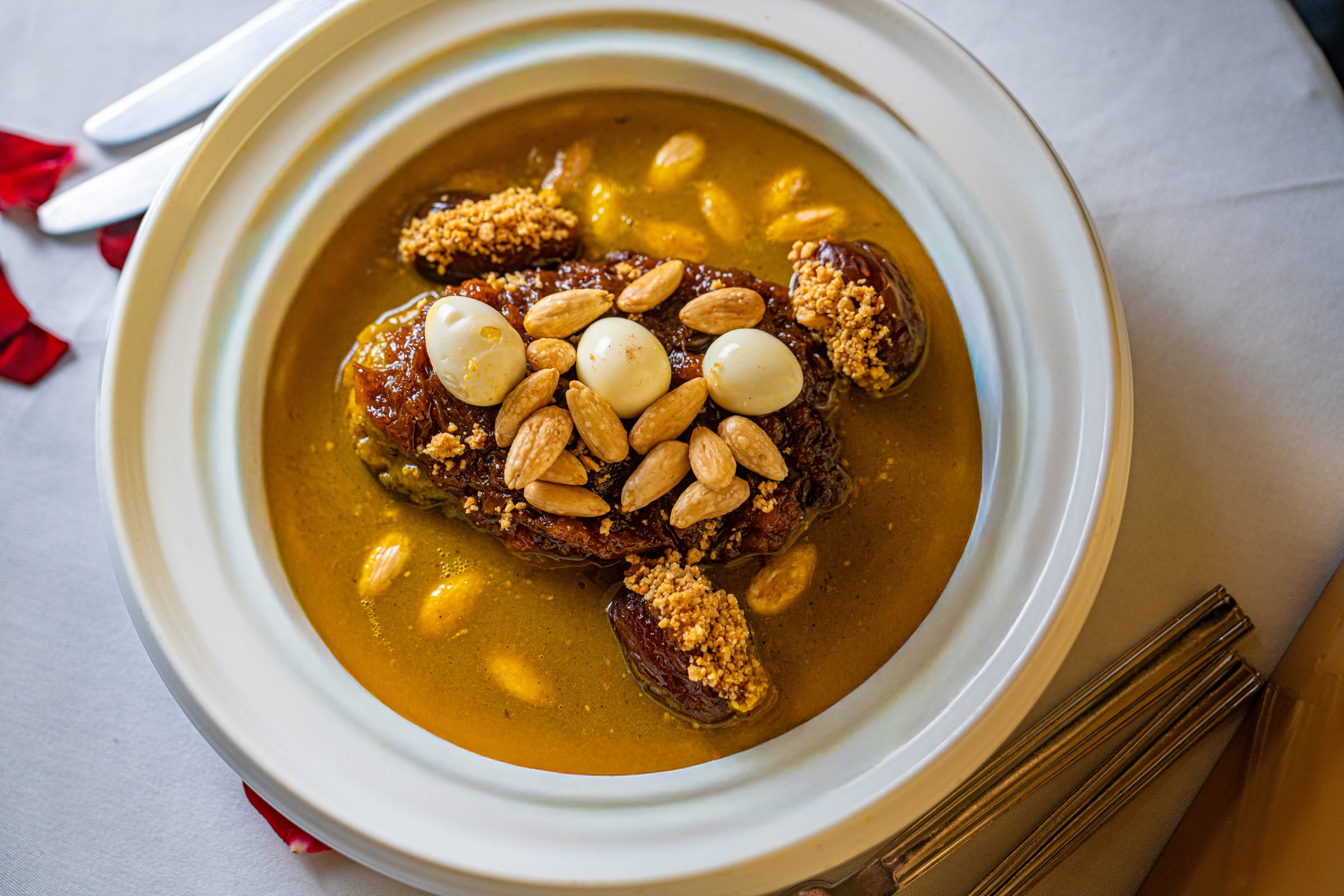Tajín de cordero tfaya con almendras servido en Dinarjat, Rabat
